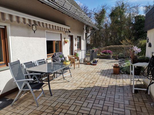 3-Zimmerwohnung mit Terrasse, Garten, Garage, Stellplätzen und